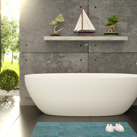 Romantická kúpeľňa s voľne stojacou vaňou a umývadlom z liateho kameňa
